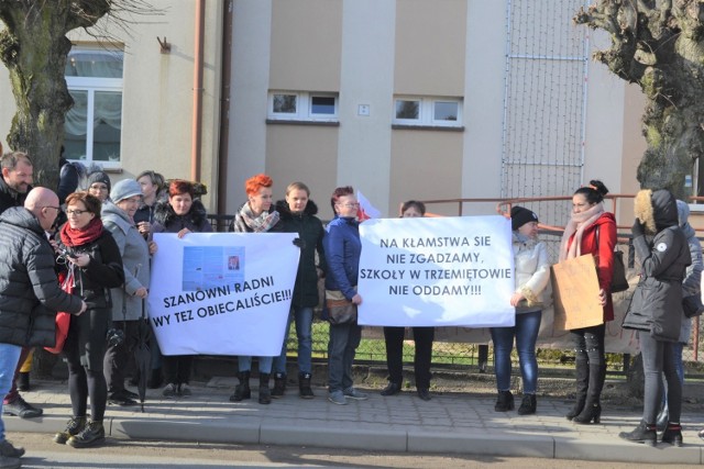 Tak mieszkańcy Trzemiętowa protestowali przed urzędem w Sicienku, w czasie obrad rady gminy. Za uchwałą intencyjną w sprawie likwidacji ich szkoły głosowali prawie wszyscy radni