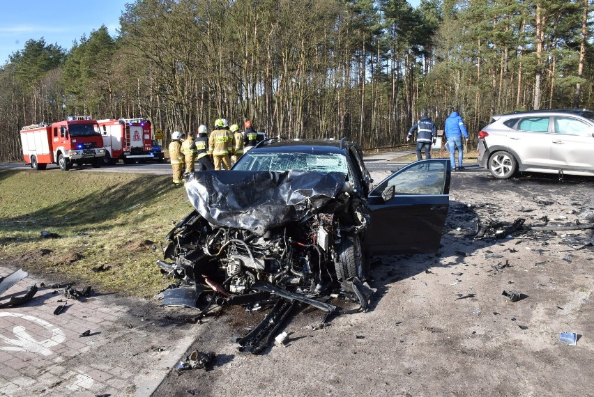 Wypadek z udziałem dwóch osobówek i busa - droga Człuchów-Rychnowy zablokowana! ZDJĘCIA, AKTUALIZACJA