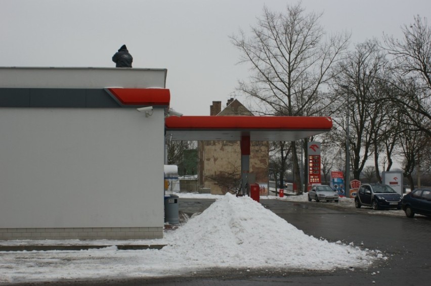 Tyle śniegu leżało na dachu stacji paliw.