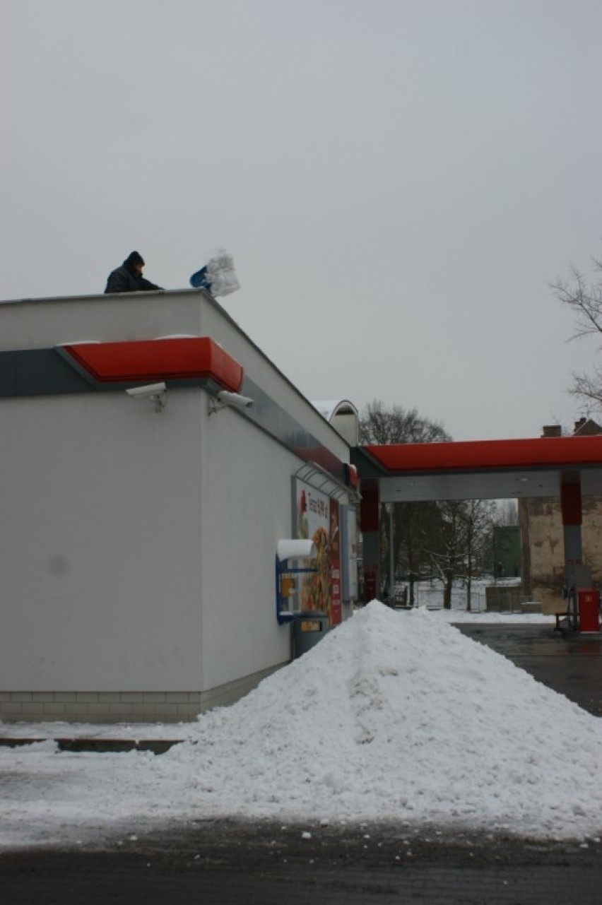 Tyle śniegu leżało na dachu stacji paliw.