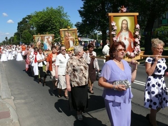 W czwartek, 11 czerwca obchodzić będziemy uroczystość Najświętszego Ciała i Krwi Chrystusa, potocznie nazywaną świętem Bożego Ciała. Będzie to dzień wyjątkowy, bowiem z uwagi na epidemię koronawirusa będzie to pierwsze od lat Boże Ciało bez tłumnych procesji ulicami miast i wsi. W Stalowej Woli procesję kilkoma ulicami miasta organizują księża michalici, tłumów jednak nie ma się co spodziewać. Sięgnęliśmy do naszego archiwum, by przypomnieć stalowowolskie procesje sprzed kilku lat. Część pierwsza - 2014 rok

KOLEJNE ZDJĘCIA NA NASTĘPNYCH SLAJDACH >>>