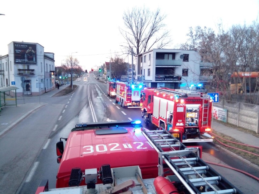 Pożar pawilonów handlowych przy 1 Maja w Kielcach. Strażacy w akcji. Zobacz zdjęcia