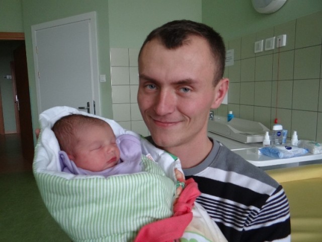 Ważąca 3550 gram i mierząca 56 cm Liliana Cieśla, córka Moniki i Wojciecha, jest pierwszym dzieckiem, jakie urodziło się w 2014 roku w Szpitalu Powiatowym w Radomsku. Dziewczynka urodziła się 1 stycznia o 14.25 poprzez cesarskie cięcie. Jest pierwszym dzieckiem państwa Cieśla, wraz z rodzicami zamieszka w Bobrownikach.