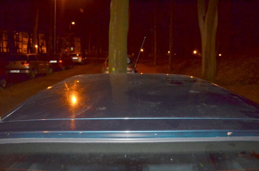 Skakali po autach w okolicy Parku Piastowskiego. Pojazdy miały powgniatane maski, dachy...[zdjęcia]