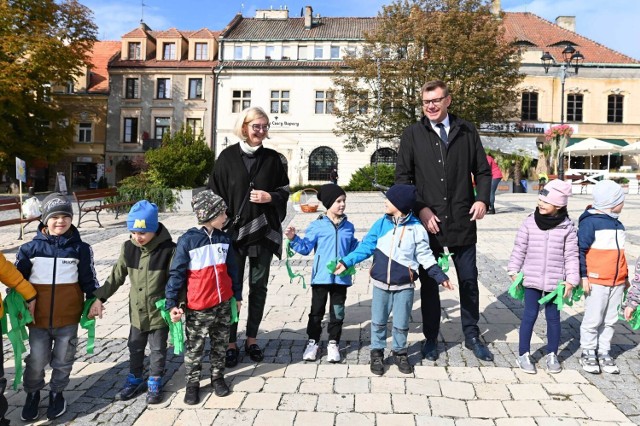 Z okazji Dnia Przedszkolaka Marcin Marzec burmistrz Sandomierza  wraz z Anetą Przyłucką sekretarz miasta spotkali się na Rynku Starego Miasta z dziećmi ze wszystkich przedszkoli samorządowych w Sandomierzu.