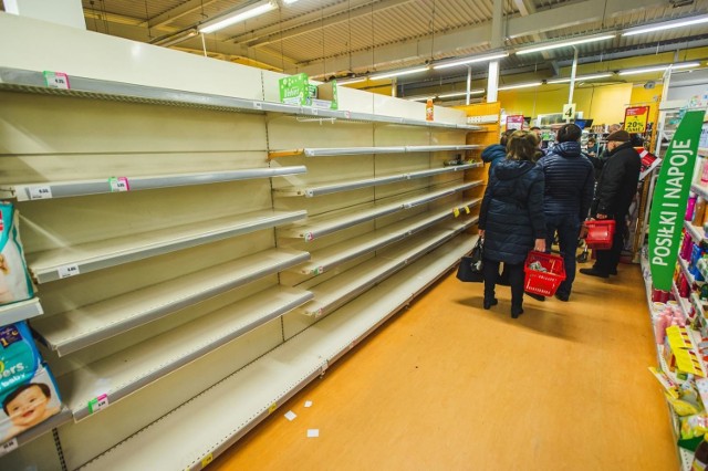 Na początku epidemii w sklepach straszyły nas puste półki z makaronem, ryżem, mydłem i papierem toaletowym. Dziś te towary kupimy bez problemu. Co z drożdżami? Czemu znikają? Gdzie je kupimy w Toruniu? 

SZCZEGÓŁY NA KOLEJNYCH STRONACH >>>

tekst: Sara Watrak

Polecamy: Mistrzowie parkowania w Toruniu. NIe uwierzysz jak oni to robią! NOWE ZDJĘCIA

Sprawdź: Ile zarabia ratownik medyczny? Oto stawki