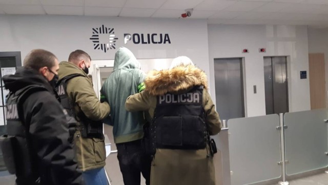 Kucharz Luka skończył pracę wieczorem i poszedł na drinka. "Sam w nocy prosił o karetkę"

21-letni Luka L. nie był dotąd karany. Jest synem Włocha i Polki, z zawodu plastyczki. Rodzice prowadzili kiedyś na toruńskiej starówce restaurację. Syn poszedł w ich ślady. Ma wykształcenie gastronomiczne, pracował w Toruniu jako kucharz.

Zobacz także: Te mieszkania kupisz w Kujawsko-Pomorskiem od komornika za grosze!


W niedzielę (16 stycznia) skończył pracę w restauracji na ulicy Łaziennej o godz. 21.00. Potem poszedł z kolegami na drinka. 

- Mój klient twierdzi, że żadnego środka odurzającego świadomie nie przyjął - mówi adwokat Radosław Prątnicki. - Spotkanie ze znajomymi nie trwało długo, jednak do domu dotarł dopiero około godz. 3.00. Już wtedy bardzo źle się czuł. Miał halucynacje. nie poznawał matki i brata. Dzwonił do różnych osób, w tym do ojca we Włoszech. Mówił mu, że nie wie, co się z nim dzieje. Sam prosił matkę o wezwanie karetki.