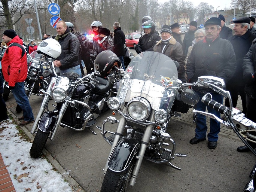 Huk salwy honorowej i ryk motocyklowych silników. Przejmujący koniec pogrzebu prezydenta Stargardu 