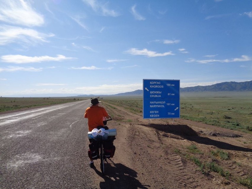 Sylwester Walasek z Bochni przemierzył na rowerze 1200 km przez Kazachstan i Kirgistan dla dzieci z Hospicjum