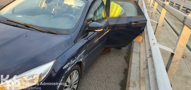 Funkcjonariusze kujawsko-pomorskiej KAS udzielili pomocy kierowcy, który zasłabł podróżując autostradą A2.