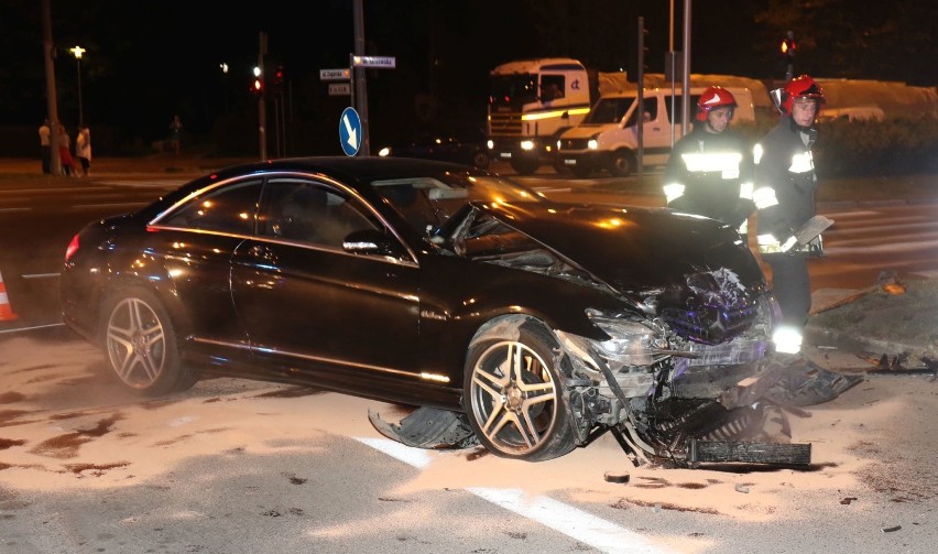 Luksusowy mercedes rozbity w Kielcach, kierowca w szpitalu (WIDEO, ZDJĘCIA, AKTUALIZACJA)