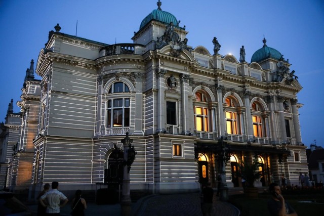 W czerwcu 1891 roku w trakcie uroczystości wmurowania kamienia węgielnego pod budowę Teatru imienia Juliusza Słowackiego prezydent miasta Feliks Szlachtowski powiedział: „Niech ten budynek służy mieszkańcom miasta na pożytek, sztuce dramatycznej na chwałę” - przypominają radni miejscy w projekcie rezolucji skierowanej do ministra kultury