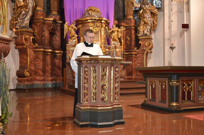 Ceremonia Wielkiego Piątku w katedrze opolskiej