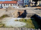 Niezwykłe odkrycie podczas przebudowy Rynku w Wojniczu. W centralnej części placu odkopano studnię sprzed lat. Co stanie się z odkryciem?