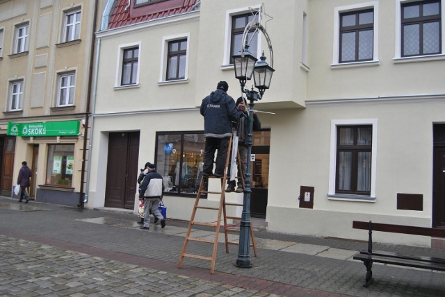 Iluminacja świąteczna na ulicach zamontowana. Lampki zapalą się 8 grudnia