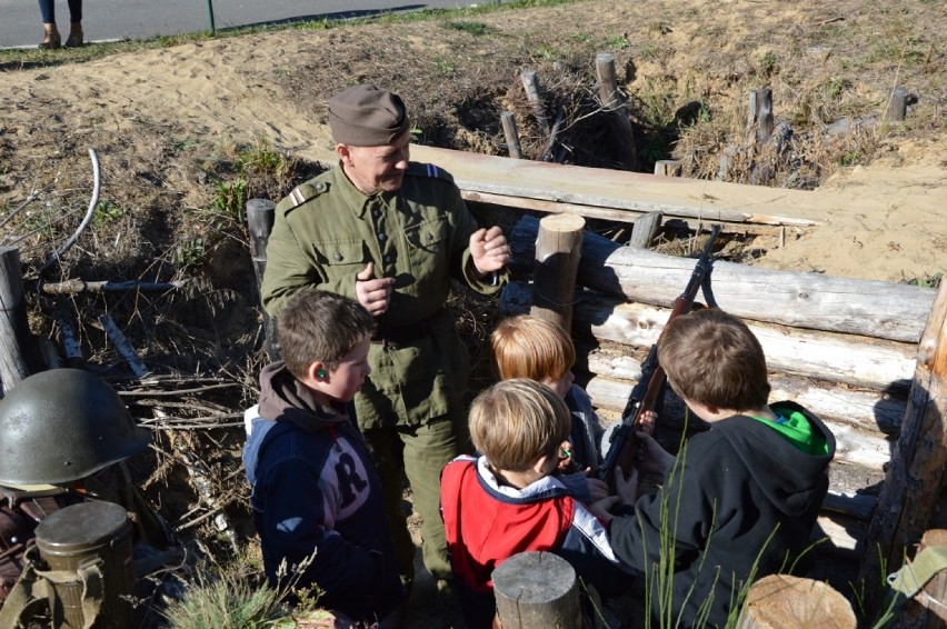 Piknik historyczny przy schronie w Oleśniku