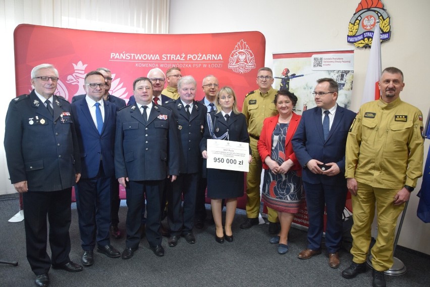 Promesy na strażackie wozy wręczone w Łasku dla OSP z powiatów łaskiego, pajęczańskiego, sieradzkiego, wieluńskiego, wieruszowskiego FOTO
