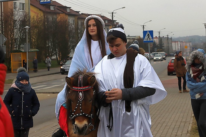 Orszak Trzech Króli w Brzezinach - uczestnicy przeszli ulicami miasta