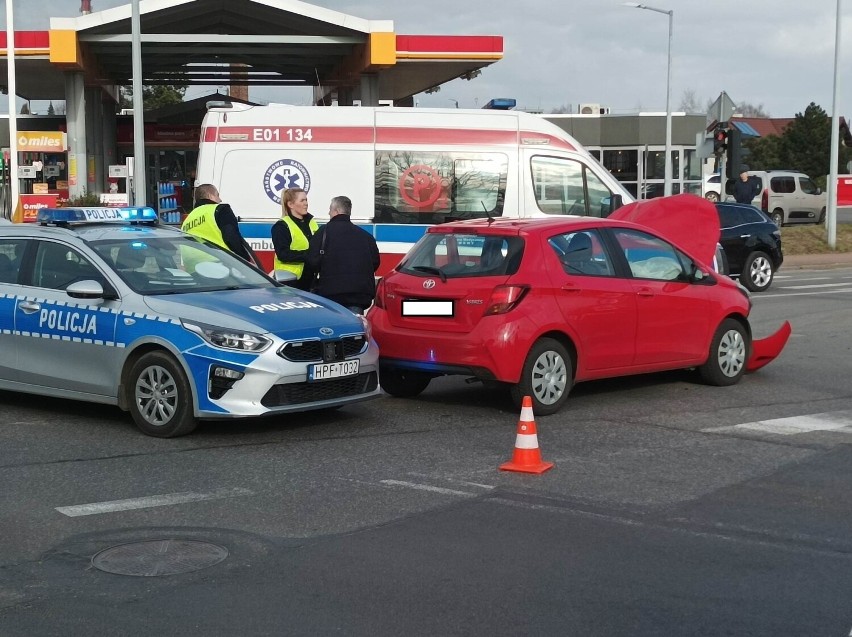 Uderzył w jadącą na sygnałach karetkę. Wypadek na skrzyżowaniu Sieradzkiej i Traugutta w Wieluniu