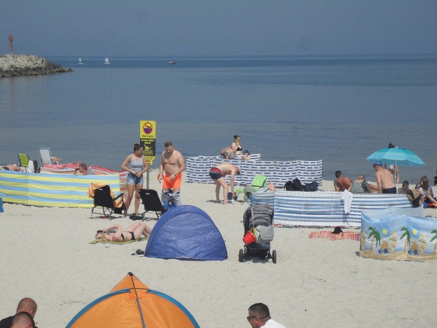 Słoneczny weekend i upalna aura sprawiła, że ustecka plaża i...