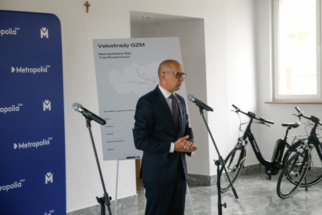 W Katowicach przedstawiciele 11 samorządów podpisali porozumienia dotyczące rozpoczęcia budowy szybkich dróg rowerowych w GZM. W sumie ma powstać 8 Velostrad o łącznej długości około 120 km.