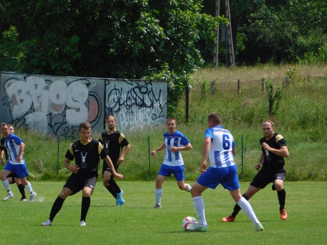 Gaudium Łężyny (biało-niebieskie stroje) pokonało GKS Zarzecze-Dębowiec II 5-1