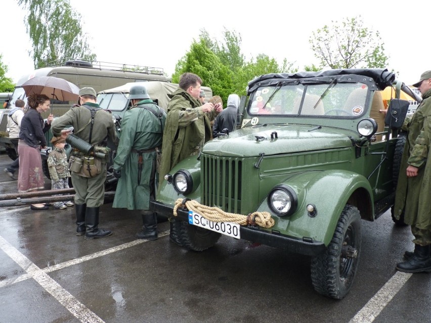 Zlot Pojazdów Militarnych Wapienniki 2012: Parada i pokaz w Radomsku [ZDJĘCIA+FILM]