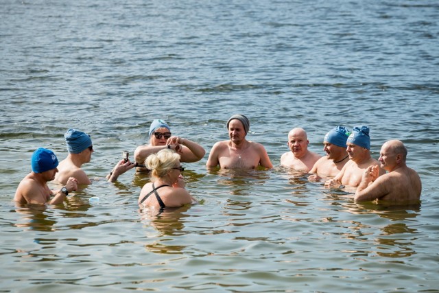 Tradycyjnie w niedzielne południe nad Jeziorem Jezuickim w Pieckach spotkali się sympatycy zimnych kąpieli z Bydgoszczy i okolic. 

Aby zobaczyć zdjęcia z morsowania przesuń gestem lub strzałką w prawo>>>