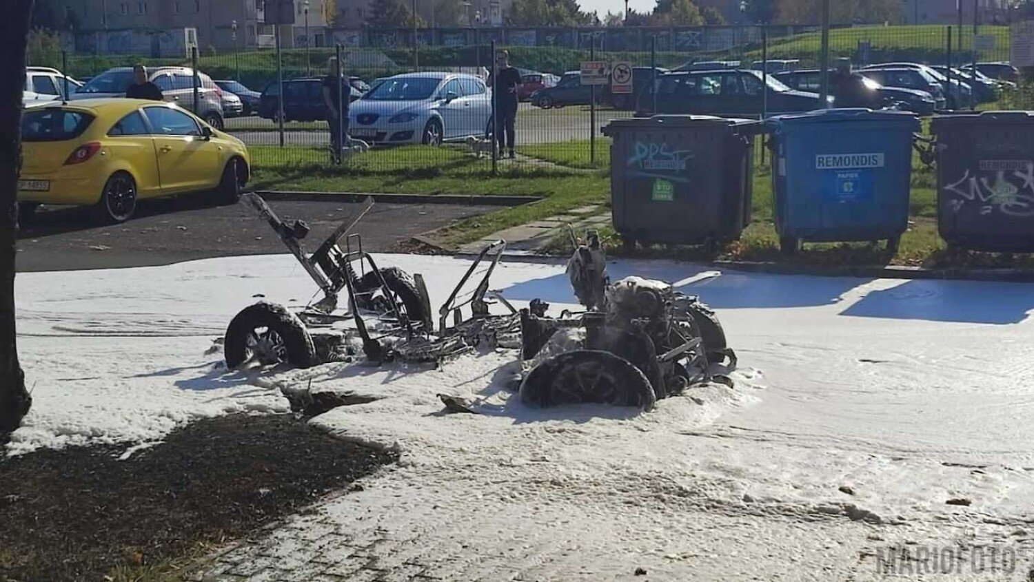 Pożar samochodu w Opolu. Na ul. Chełmskiej spalił się pojazd nauki jazdy,  tzw. microcar. Zostało samo podwozie | Opole Nasze Miasto