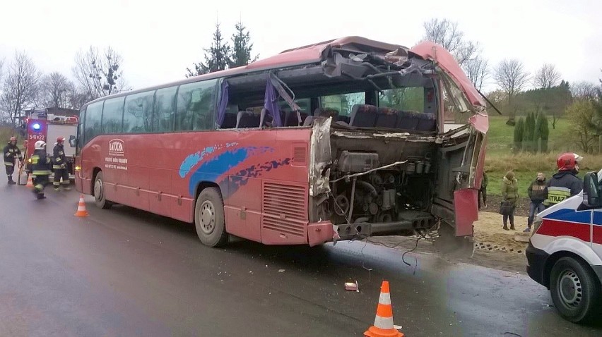 Bałdowo koparka uderzyła w autobus