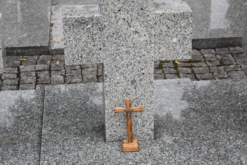 Cmentarz Parafialny w Sieradzu przed Wszystkimi Świętymi. Za bramą Wielkiej Ciszy FOT