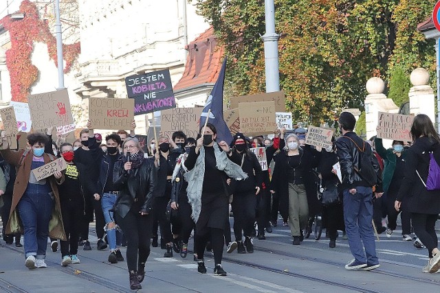 Incydenty, które bada prokuratura, miały miejsce podczas manifestacji w ramach Strajku Kobiet w rejonie katedry przy ul. Piotrkowskiej w Łodzi