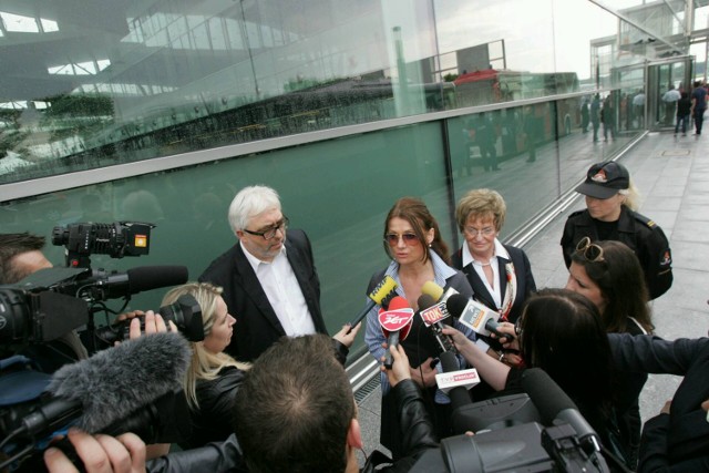 Konsul generalna w Monachium  Justyna  Lewańska (przed mikrofonami)  jest w stałym kontakcie z ofiarami wypadku pod Ingolstadt.