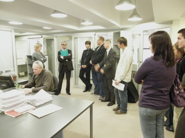 Grupa dziennikarzy Wiadomości24.pl w dziale ewidencji Biura RPO. Pracownik przy biurku wpisuje właśnie charakterystykę wniosku do systemu informatycznego.