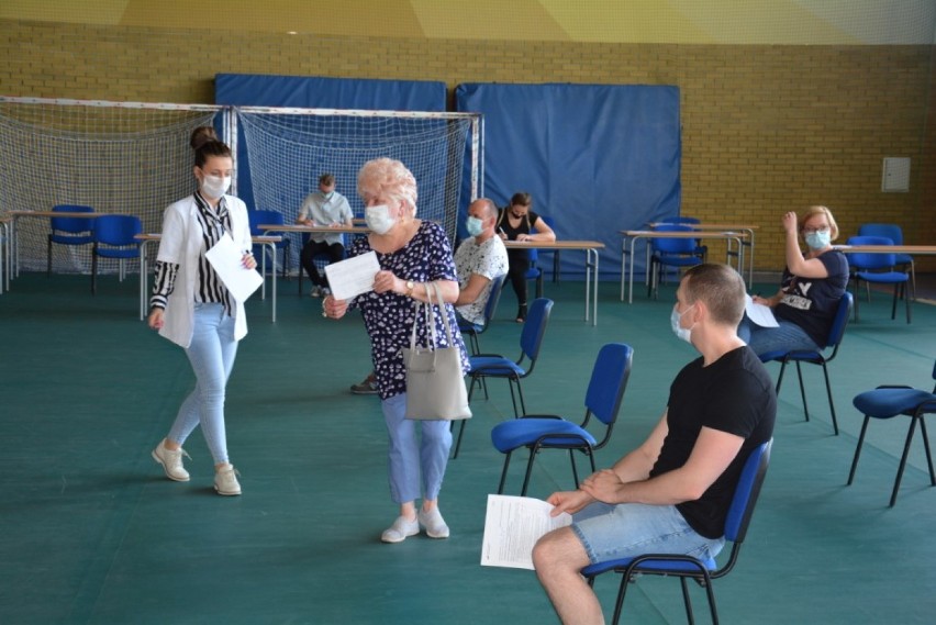 Szczepienia w sali sportowej ZST odbywają się we wtorki, środy i czwartki. Pacjenci mogą się tam pojawiać w godzinach od 15.00 do 19.00