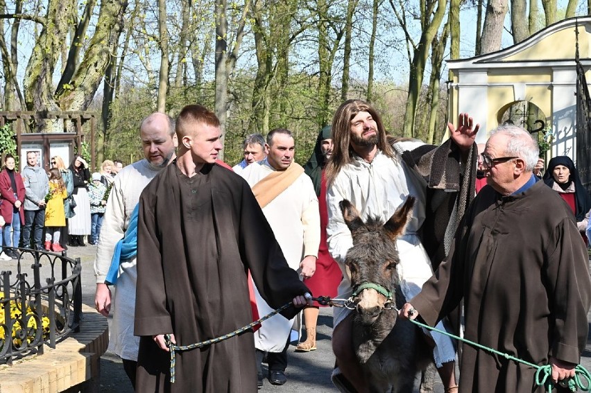 Niedziela Palmowa w Woźnikach: procesja uroczystego wjazdu Jezusa do Jerozolimy [FOTO]