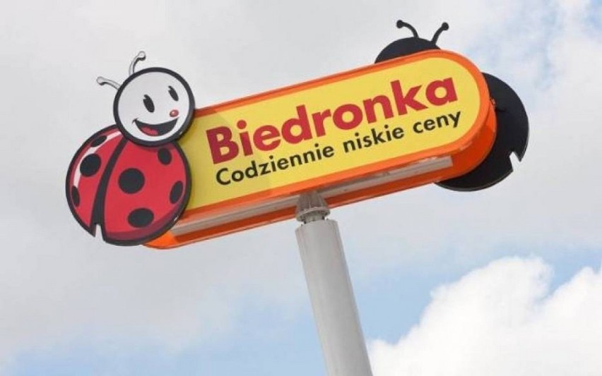 Zdecydowana większość marketów sieci Biedronka czynna jest...