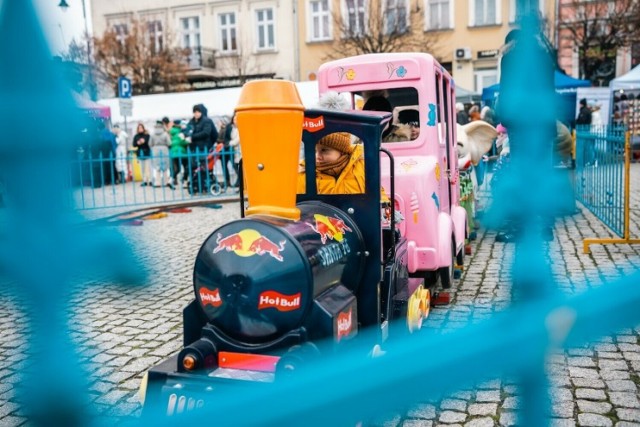 Kolejka to świetna atrakcja dla najmłodszych. Tak wyglądał zeszłoroczny jarmark świąteczny w Obornikach.