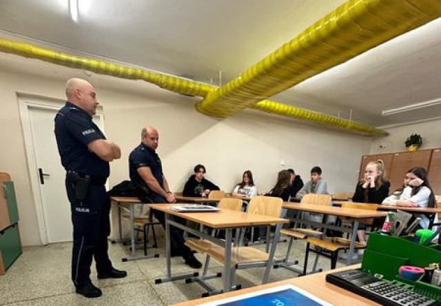 Kartuscy policjanci uczestniczą w spotkaniach z uczniami szkół ponadpodstawowych podczas których przybliżają im specyfikę służby w policji