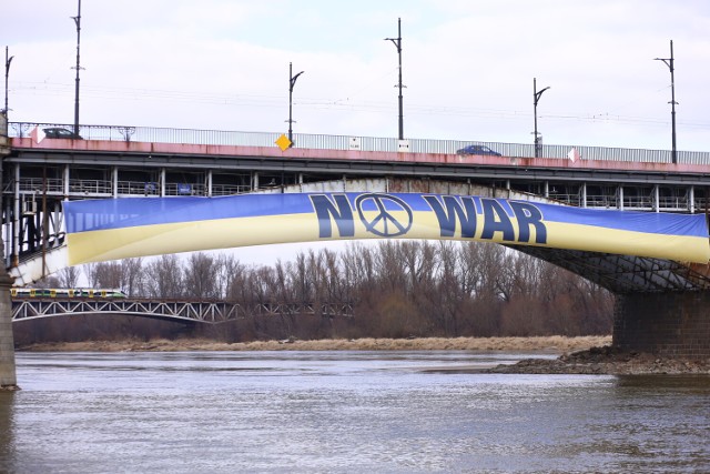 Ogromny baner "NO WAR" na moście Poniatowskiego. Greenpeace apeluje o koniec wojny