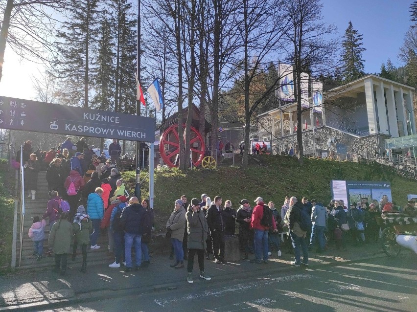 Tatry. Gigantyczna kolejka chętnych na Kasprowy Wierch. "Takiej kolejki jeszcze nie widziałem" 