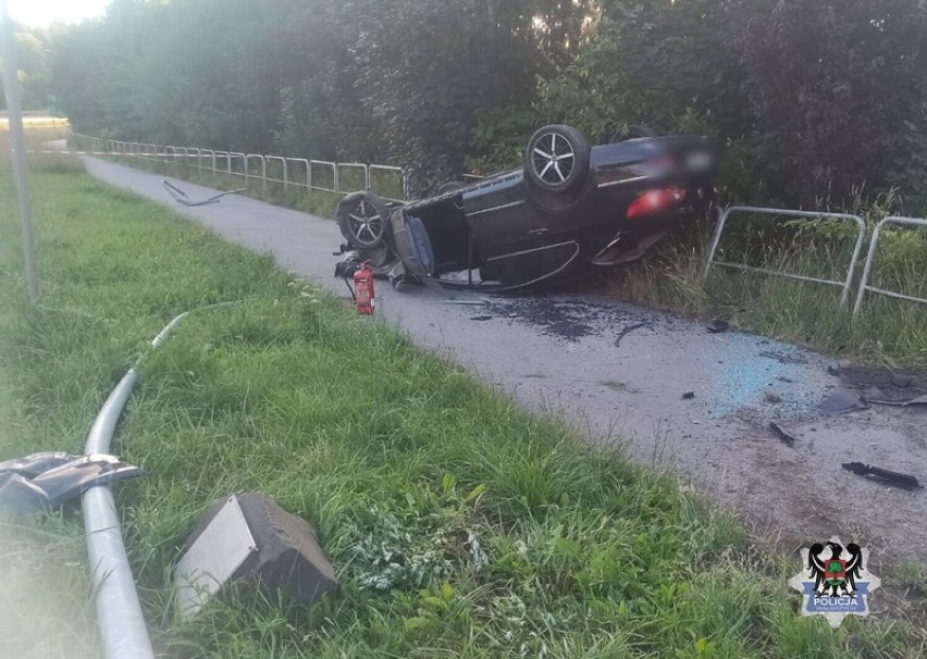 Dachowanie na ul. Sikorskiego w Wałbrzychu. samochód ściął...