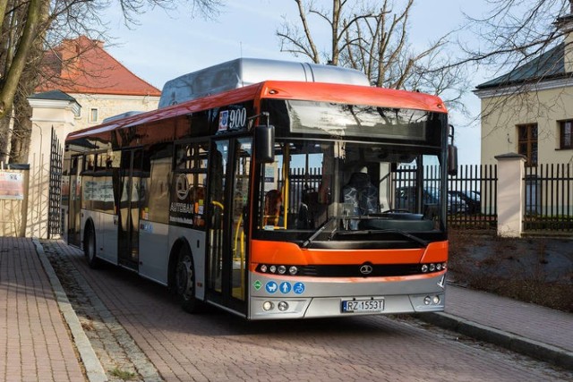 Takie pojazdy ZTM Rzeszów zamówił w fabryce z Sanoka.