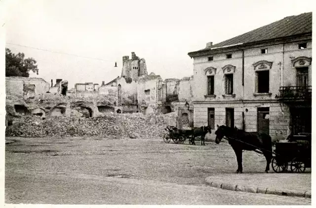 Plac pod Dębem. W głębi ruiny zburzonych kamienic przy ul. Folwarcznej (obecnie Waryńskiego) oraz ruiny Nowej Synagogi. Ok. 1945 roku