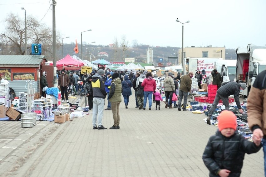 Tłumy na giełdzie w Sandomierzu. Wiosenna pogoda i przystępne ceny zachęcały do wyjścia z domu. Na stoiskach było w czym wybierać [ZDJĘCIA]