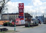 Ceny na stacjach benzynowych w Lesznie w piątek 25.02.2022 - wciąż  bliskie lub przekraczające 6 złotych. Orlen zapowiada konsekwencje