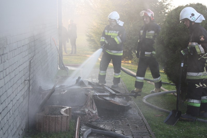 Pożar w Łazach. Paliło się łóżko, meble i klatka schodowa w jednym z domów