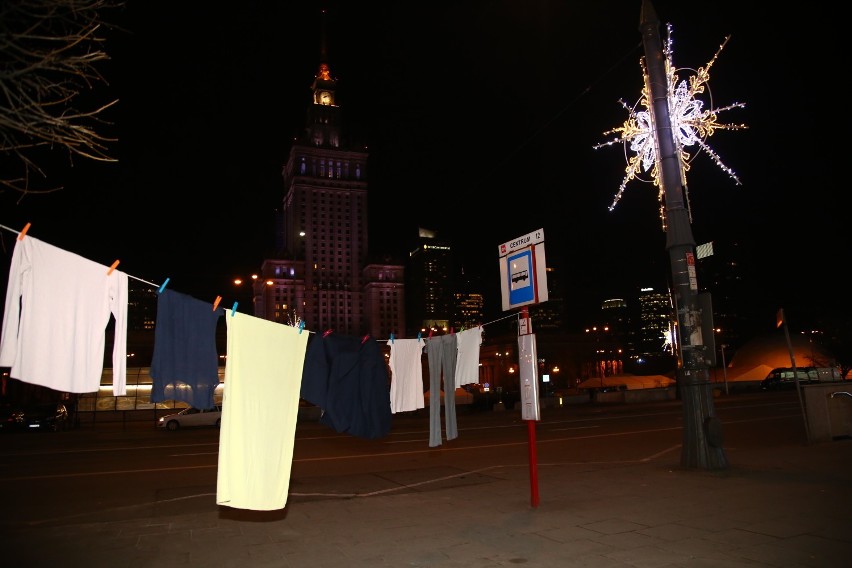 Tajemnicze pranie wiszące na ulicach Warszawy. Znamy...