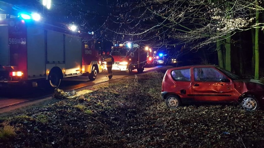 Wypadek na powiatówce. Auto uderzyło w drzewo 