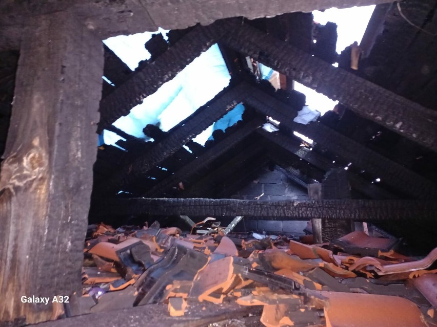 Nocny pożar domu w Kraszkowicach. Jedna osoba poparzona, straty oszacowana na ok. 150 tysięcy złotych
